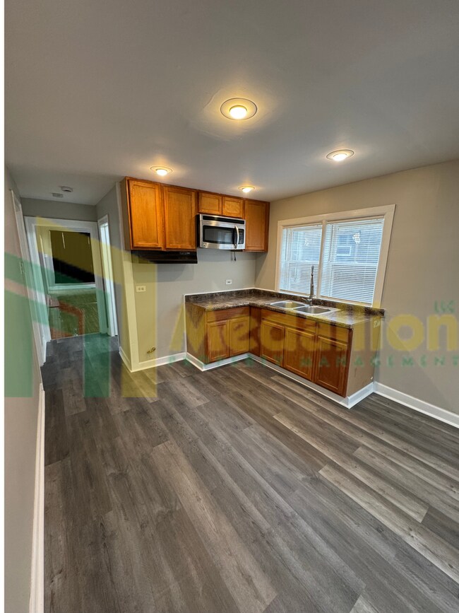 Building Photo - Charming Recently Updated Home 4-5 beds wi...