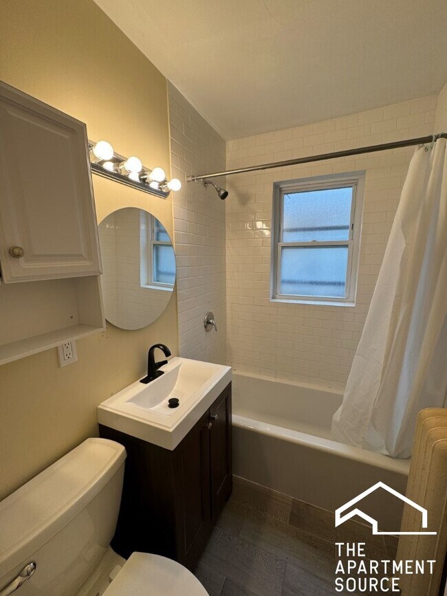 Building Photo - 2221 W Arthur Ave