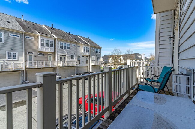 Building Photo - Belmont Bay Beauty! Three level two car ga...