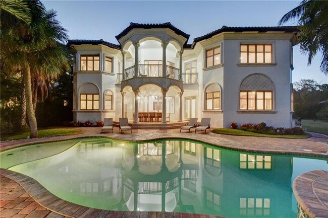 Building Photo - 1320 S Lakeside Dr