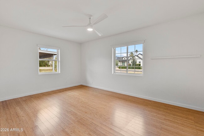 Building Photo - 4213 E Lewis Ave