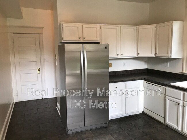 Building Photo - 309 9th St NE