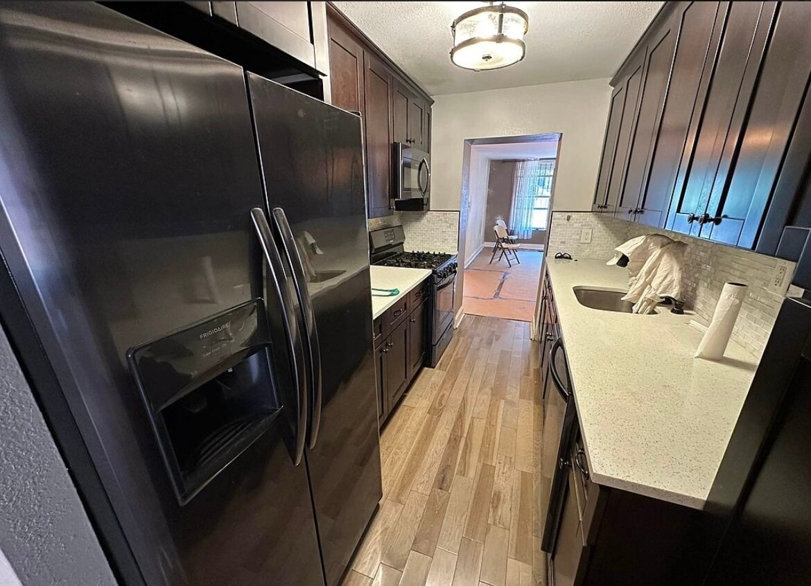 Building Photo - 386B Chauncey St