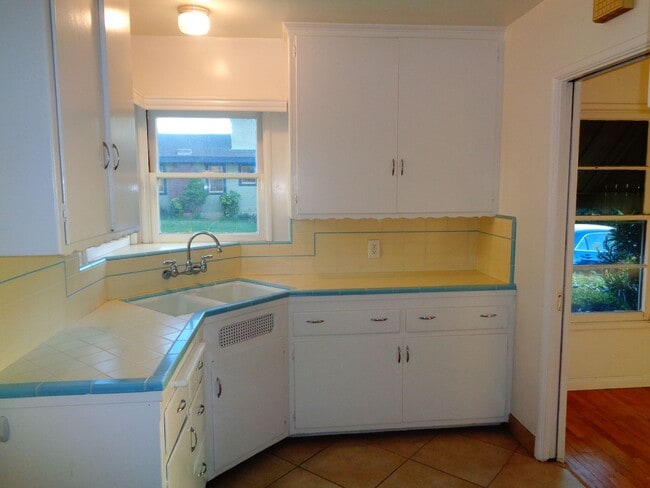 Building Photo - 2 Bedroom 1 Bath Duplex for Rent in Uptown Whittier