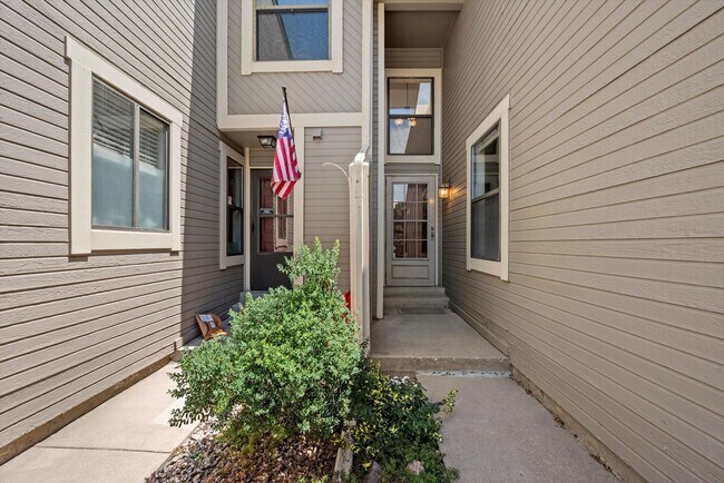 Building Photo - Beautiful 2 Bed, 2 Bath Townhome | Vaulted Ceilings, Private Courtyard & Fireplace
