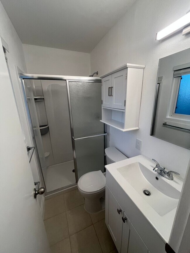 Building Photo - Remodeled 3 Bed / 2 Bath Single-Family Home | Garage, Big yard