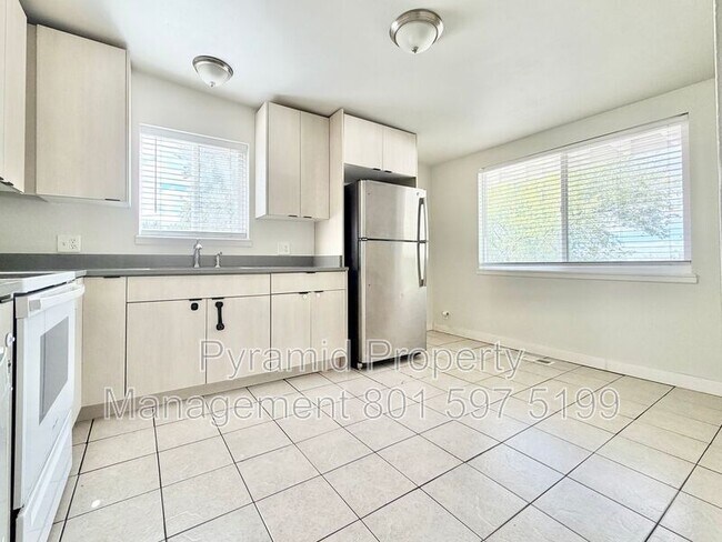 Building Photo - 724 30th St