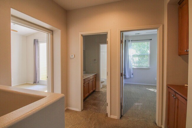 Building Photo - 4 bedroom 2.5 bathroom condo in Broad Street Village Complex