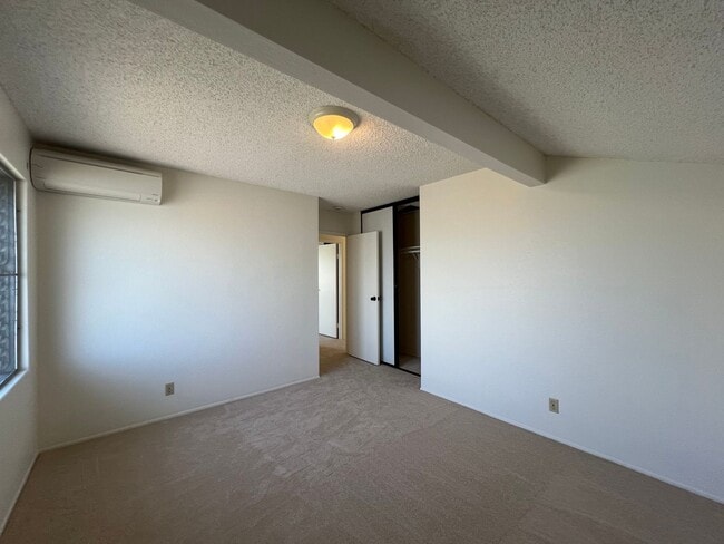 Building Photo - Spacious 5br/2.5ba House w/enclosed yard &...