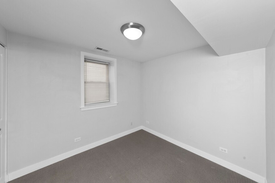 Building Photo - 1525 W Barry Ave