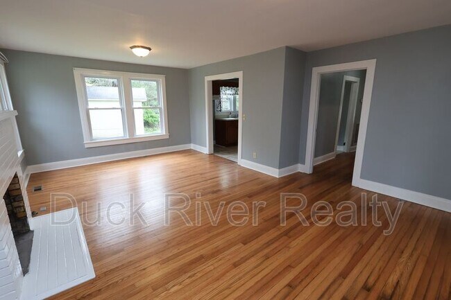 Building Photo - 504 W 6th St