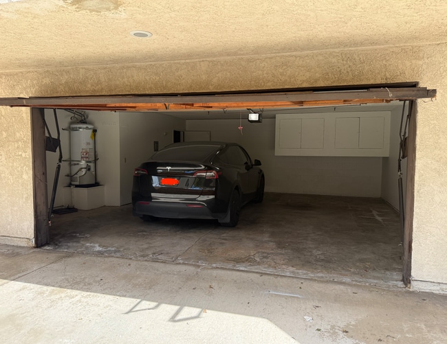 Building Photo - Spacious 3 Bed / 2.5 Bath Townhome in Prime San Gabriel Location