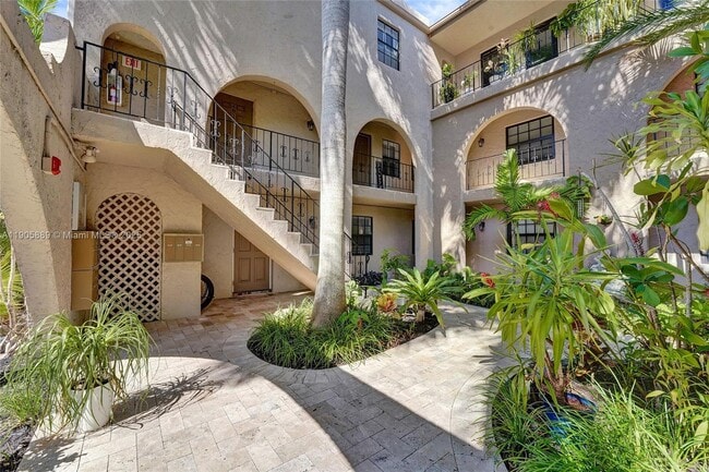 Building Photo - 815 NE 28th St