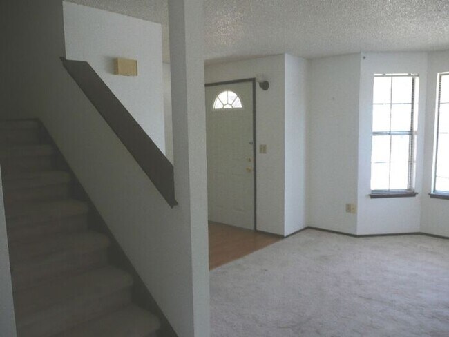 Building Photo - Nice 3 Bedroom 1 1/2 Bath Townhouse in Tacoma!