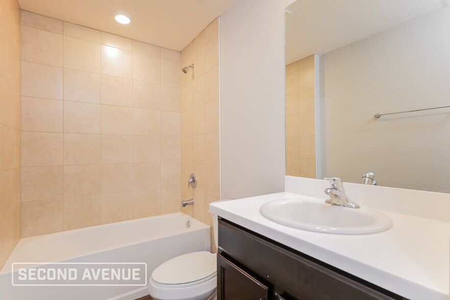 Building Photo - 1423 NE 16th Pl