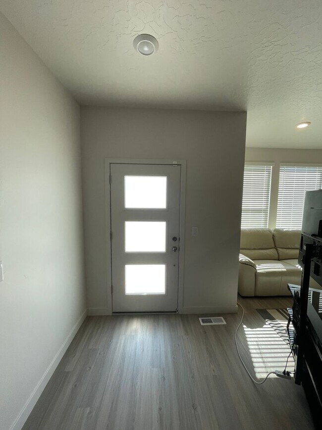 Building Photo - HUGE Townhome For Rent in Saratoga Springs!!