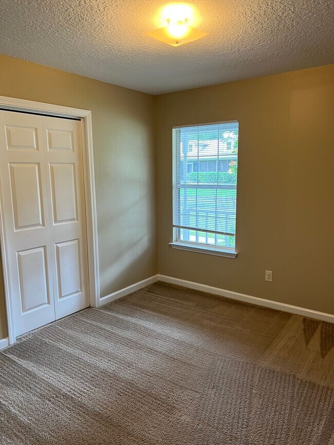 Building Photo - 204 Old Pond Dr