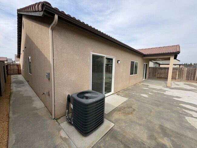 Building Photo - SE Visalia home Rent Ready!