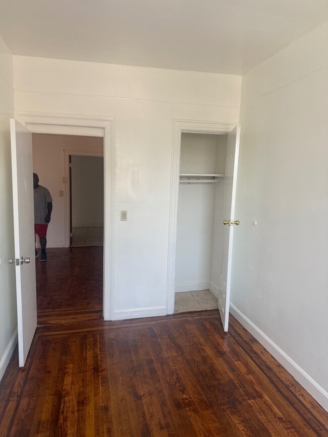 Primary Photo - 10XX E 225th St