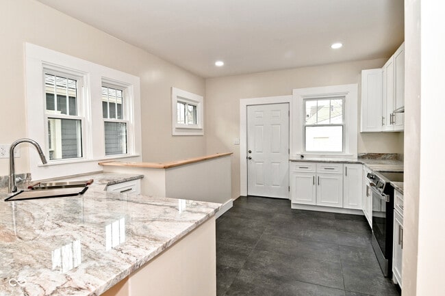 Building Photo - 3928 N Kenwood Ave