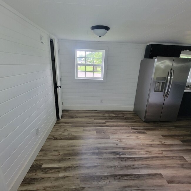 Building Photo - 2 Bed, 1.5 Bath-Residential/Commercial
