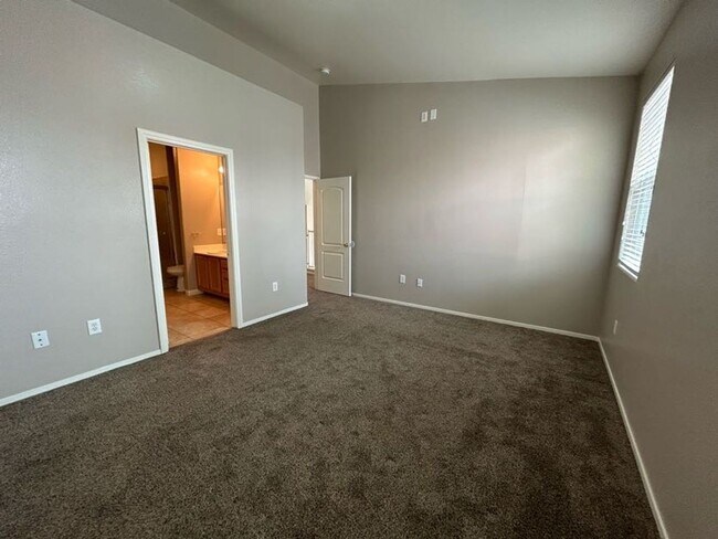 Building Photo - A Beautiful Town Home around the Spring Va...