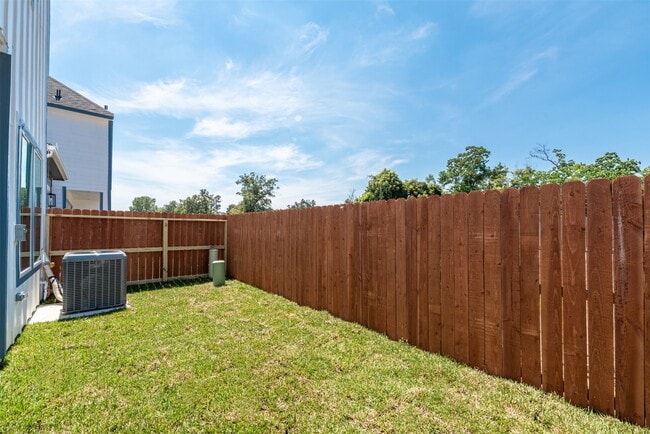 Building Photo - 8475 Berry Brush Ln