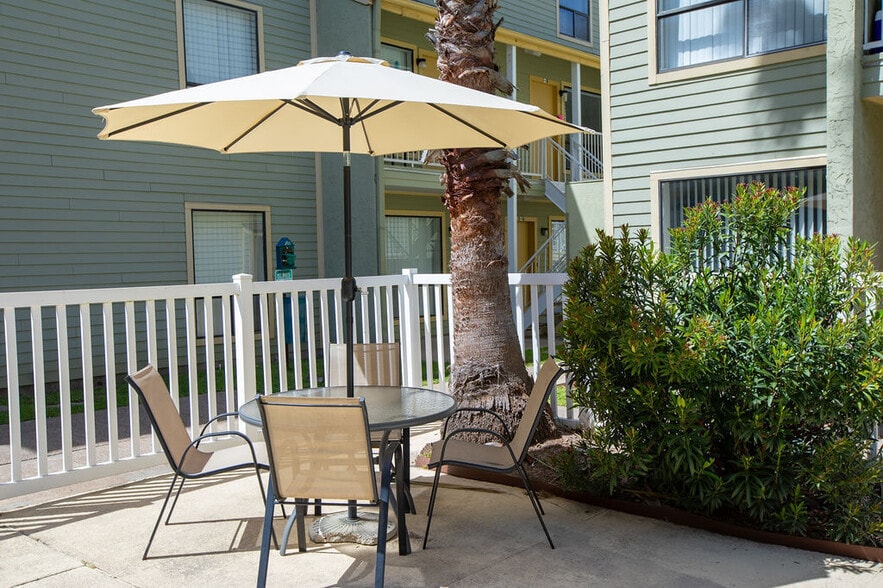 Carelton Courtyard apartments — community photo - Carelton Courtyard