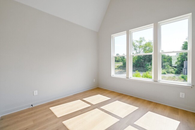 Building Photo - Sleek East Nashville townhome