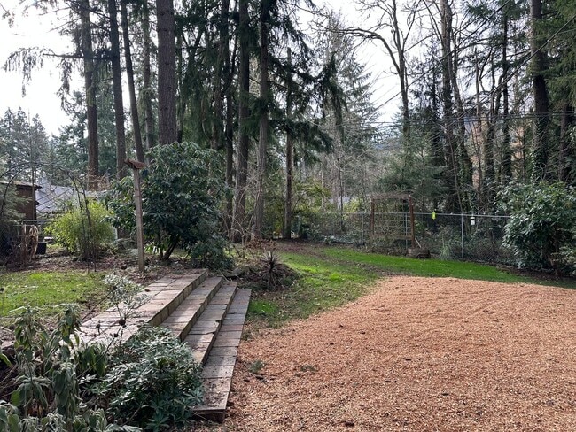 Building Photo - Beautifully updated 4 bedroom 2 bathroom h...