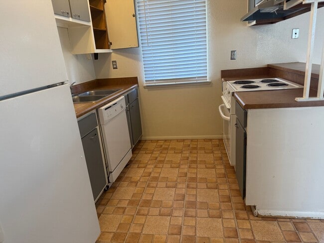 Building Photo - 2 Bedroom 1 Bathroom Townhouse in North Valley!  Refrigerated air! Ground Floor!