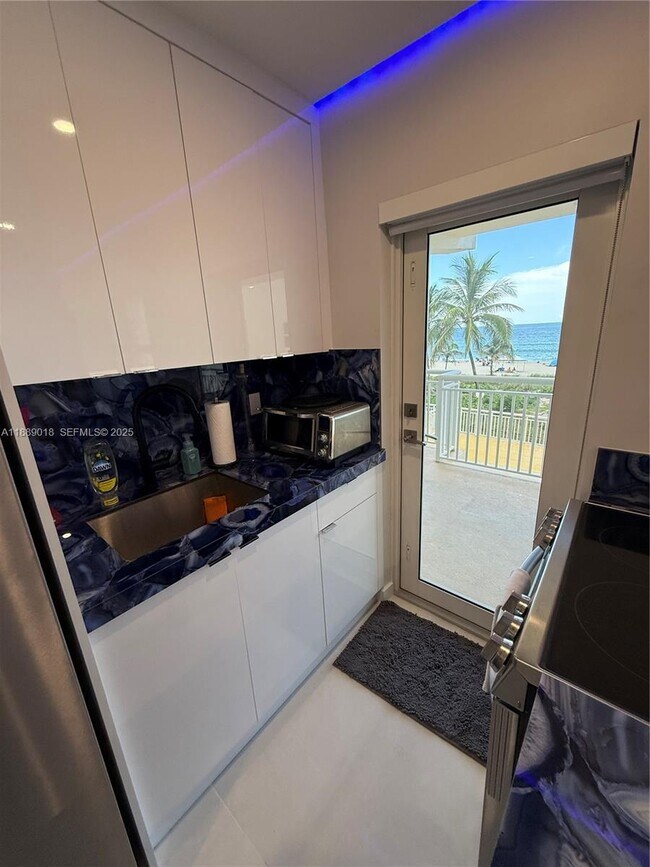 Building Photo - 901 S Surf Rd