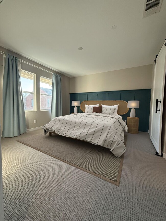 Building Photo - Stunning 3 bedroom and 2.5 bathroom home in McKinley Village!