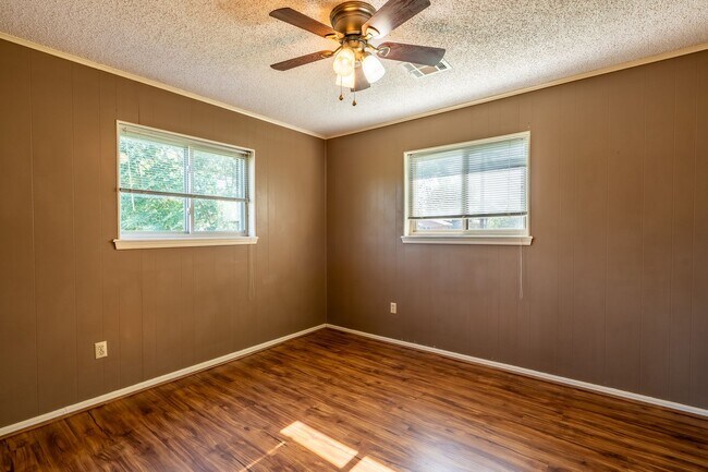 Building Photo - Stunning 3 Bed 1 Bath in amazing area