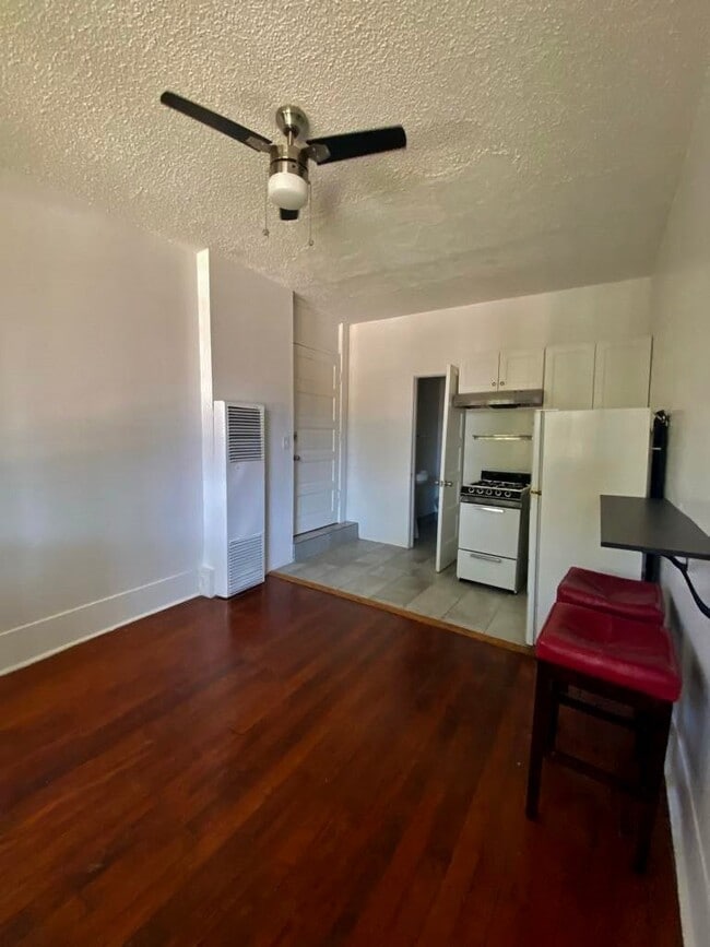 Building Photo - 1114 N Poinsettia Pl