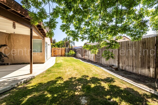 Building Photo - 3 Bedroom/2 Bath Home in Desired Southwest...