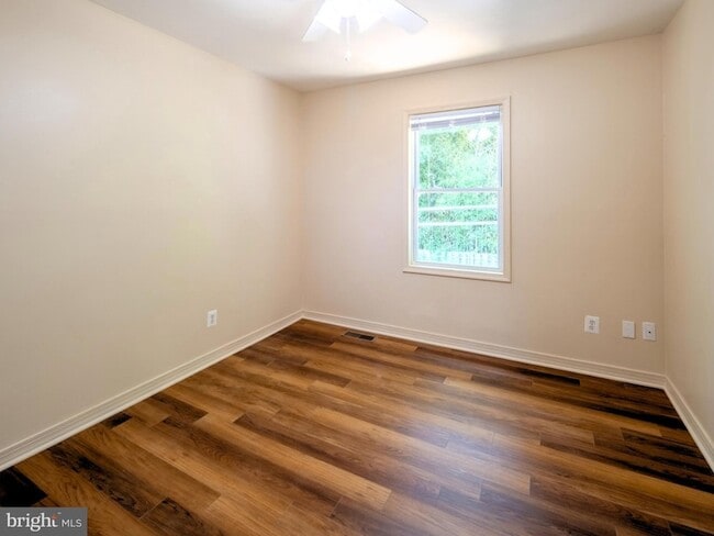 Building Photo - 10 Oak Dr