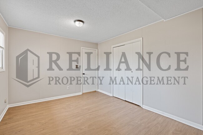 Building Photo - 220 E 44th St S