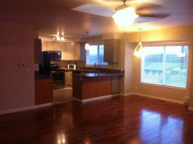 Building Photo - Spacious 3-bedroom duplex