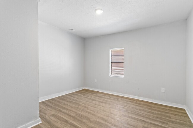 Building Photo - 1424 E 25th St