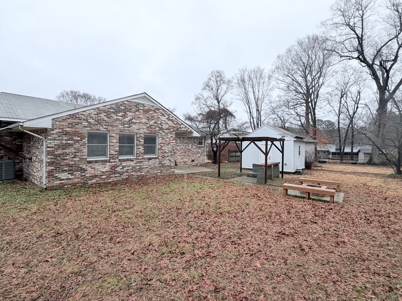 Building Photo - 105 bailey road