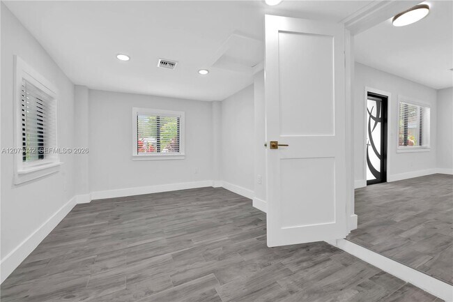 Building Photo - 1566 NE 174th St