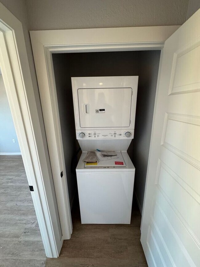 Building Photo - Fully Updated 2 Bedroom Duplex in Convenient Broken Arrow Location