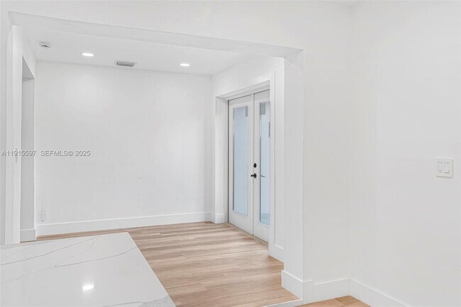 Building Photo - 216 NE 160th St