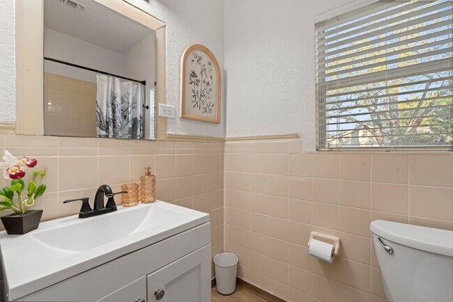 Building Photo - Beautifully Updated 3 bedroom, 2 bath!