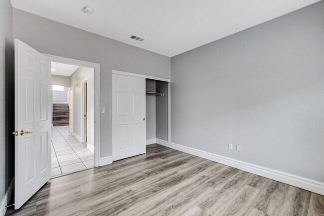 Building Photo - MASSIVE 5 BEDROOM, 2 STORY HOME IN DESIRABLE RHODES RANCH GOLF COURSE COMMUNITY!