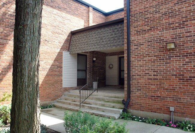 Building Photo - Cobblestone Court Condominiums