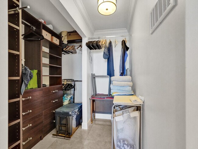 Building Photo - 209 N Fort Lauderdale Beach Blvd