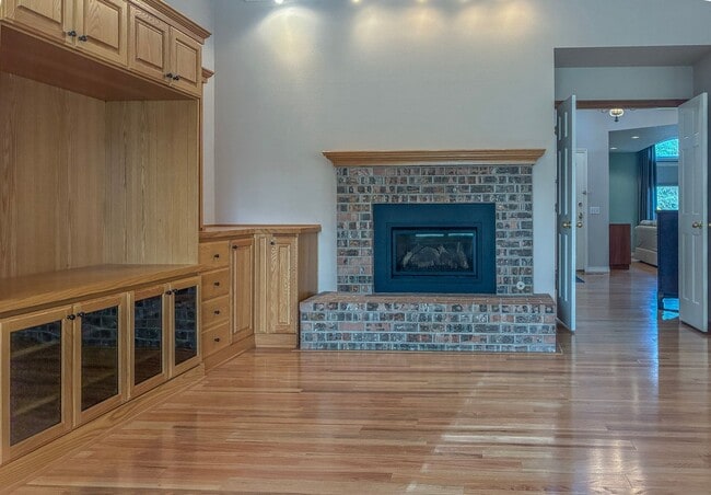 Building Photo - Arranmore 2 Bedroom with Den Available Now !