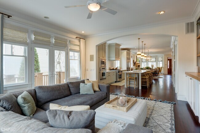 Building Photo - 2663 N Marshfield Ave